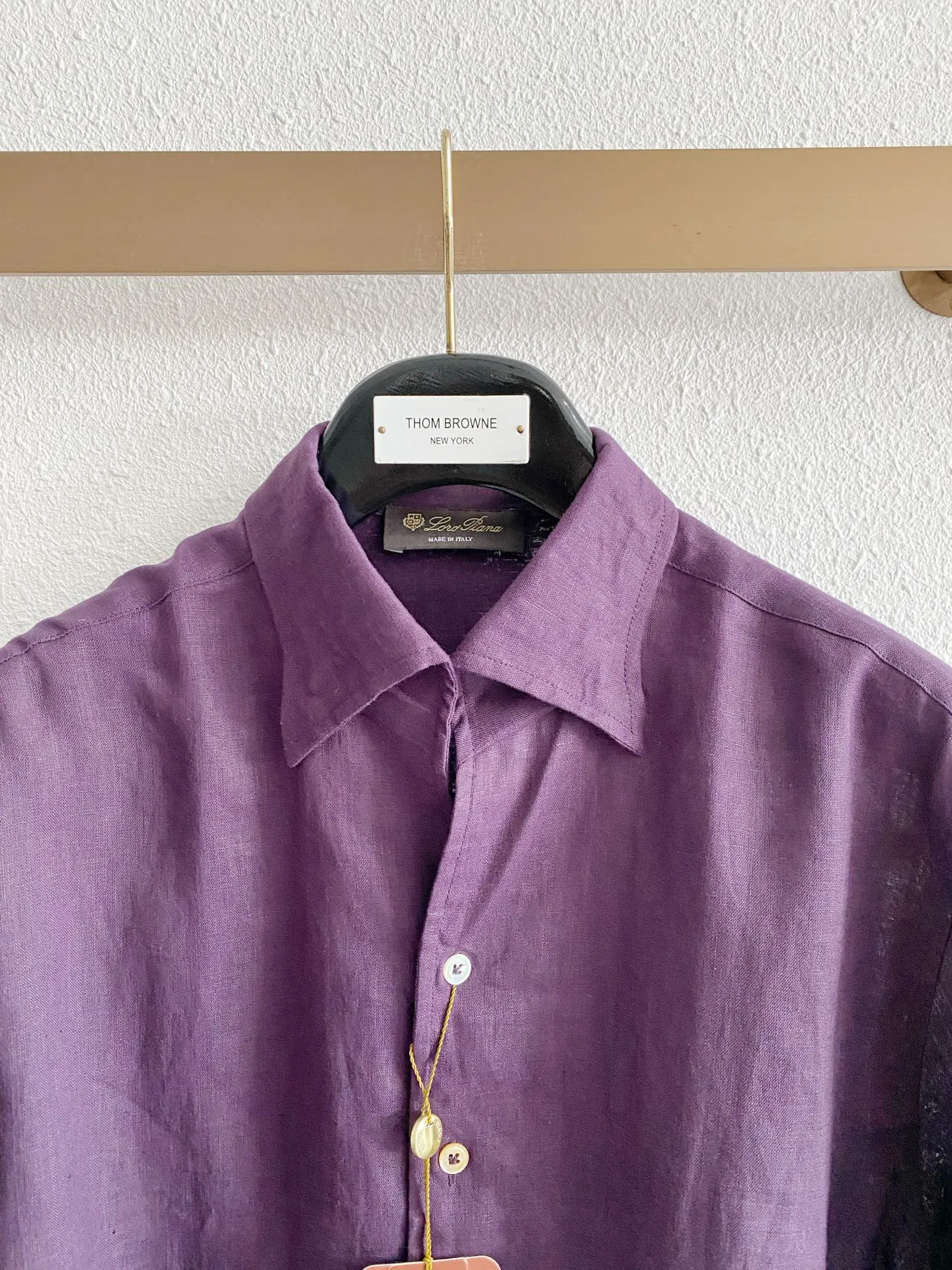 Loro Piana three-color pure linen quiet luxury long-sleeved shirt. Fabric: High-grade imported natural linen raw materials are selected. After softening and pre-treatment, the native burrs are polished away, which greatly improves the shortcomings of ordinary linen skin. The fabric has a clear and delicate natural fiber texture, showing a low-key matte texture without exaggerated shine; the fiber has dense Breathable pores, which has excellent perspiration and heat dissipation performance in spring and summer. It is not easy to sweat and stick to the body when worn in high temperature environments. The natural wrinkles formed by daily wear are the unique characteristics of the fabric, which further enhances the Italian relaxed style. The fabric has excellent color fastness, and the three dark colors are not easy to whiten and fade after long-term wear. Style and details: It adopts the instantly recognizable Italian-style windsor collar with a wide open angle. The collar has a built-in shaping lining, which is not easy to collapse after repeated washing. Once buttoned, it's formal and elegant, and when you unbutton the first button, you can create a casual and relaxed look, allowing for a wider range of fits. The version adopts a slightly loose front-shoulder cut, which is very tolerant for body shapes with slippery shoulders, wider shoulders, and excess fat on the waist and abdomen, and allows the upper body to move freely without restraint. The placket is embellished with delicate small buttons as a detail highlight, and the wiring is fine and concealed. There is no exposed exaggerated brand logo on the whole, and the sense of luxury is restrained and restrained; the standard long-sleeved cuffs can be freely folded to change styles, and the arc hem can be worn either tucked into the waistband or outside, adapting to a variety of matching ideas. Color selection: Native hemp Beige: Basic Versatile style, with soft and rustic tones, suitable for various daily scenes of commuting and travel, suitable for most color bottoms, with the highest tolerance for daily wear; Retro purple tone: atmospheric niche color matching, getting rid of the monotony of conventional solid colors, outstanding wear recognition, suitable for light gatherings, textured daily travel, and the effect is outstanding when paired with black and Dark Gray bottoms; Dark brown color: Retro is a calm tone, suitable for the transition from autumn to winter and more mature business casual wear. The tone is calm and textured, and it is very suitable for layering suits. Sizes:M-4XL